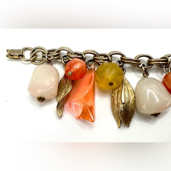 Vintage 1960s Chunky Lucite Bead and Gold Leaf Charm Bracelet - Picture 8 of 12